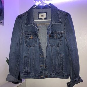 MEDIUM WASH FITTED DENIM JACKET
